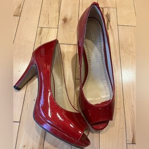 ADRIENNE VITTADINI Women's Ruby Red Patent Gervin-1 Peep Toe Pumps Size 6